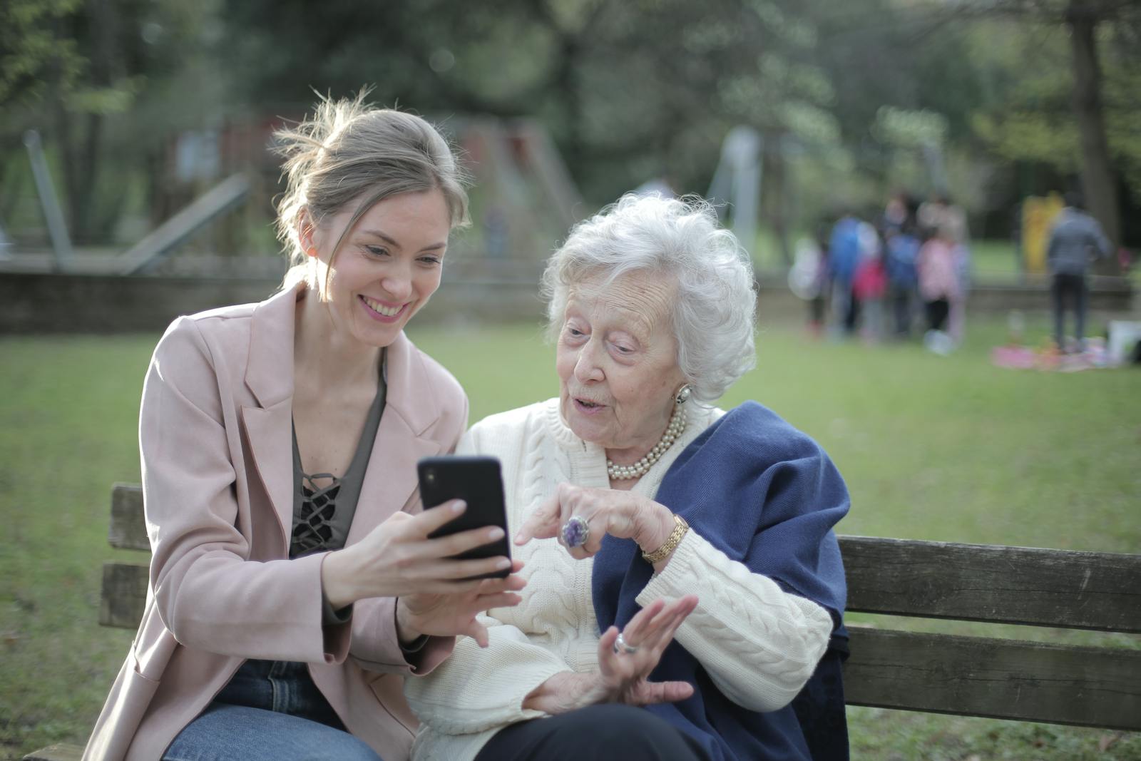 Retiree tracking guaranteed income growth from annuity income rider